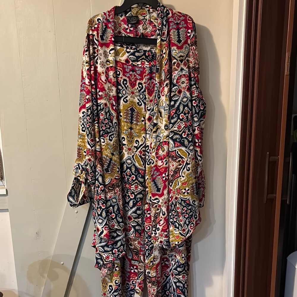 VIP 2pc set.  Kimono and wide leg pants.  Top/Kimono 18/20, pants 14/16.